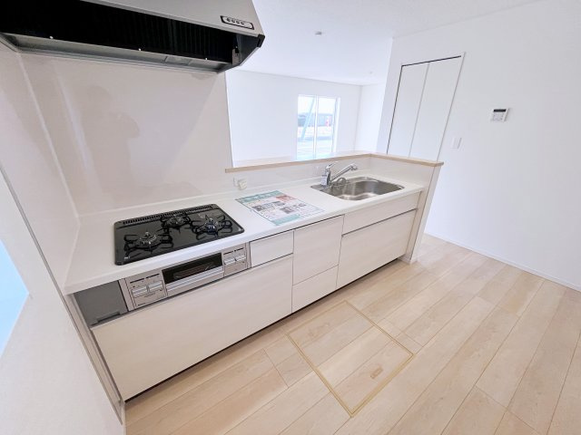 新築戸建・新築建売　那須塩原市下厚崎第2　共英小・厚崎中のキッチン|3口コンロなのでご飯を作りながらお弁当のおかずも作れて便利！