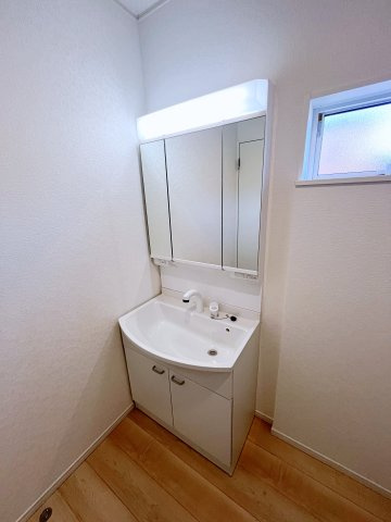 新築戸建・新築建売　那須塩原市下厚崎第2　共英小・厚崎中の独立洗面台|三面鏡タイプの独立洗面台で、身だしなみチェックも収納力も◎洗面まわりもすっきり清潔に保てます！