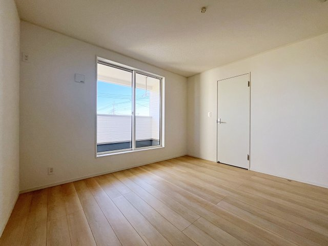 新築戸建・新築建売　那須塩原市下厚崎第2　共英小・厚崎中の洋室|2面採光で明るい洋室です！ホワイト基調の爽やか空間からインナーバルコニーにも出られます♪