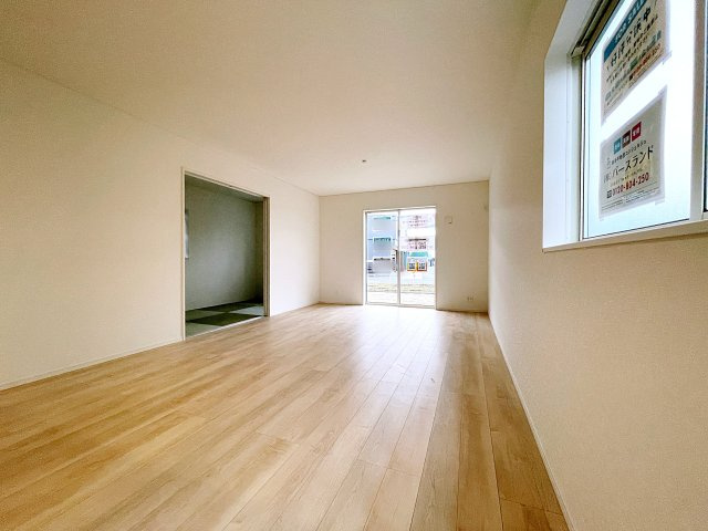 新築戸建・建売　大田原市富士見第2　Cradle Garden　全3棟の居間・リビング|ゆったり広々とした空間です！和室の戸を開放すると合わせて23.5帖で更に開放的！