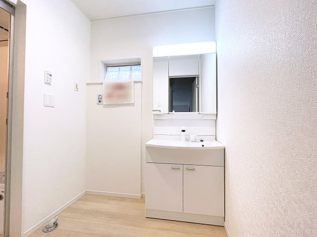 新築戸建・建売　大田原市富士見第2　Cradle Garden　全3棟の独立洗面台|三面鏡洗面台で朝の身支度もしやすい＆収納力も◎洗面台に物を置かずすっきり清潔に保つことができます！