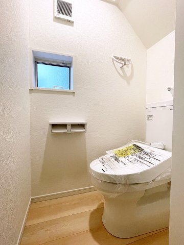 新築戸建・建売　大田原市富士見第2　Cradle Garden　全3棟のトイレ|白を基調としており小窓で換気ができるので清潔感のある空間。ペーパーホルダーが2つあるのも便利です！