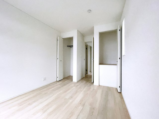 新築戸建・建売　大田原市富士見第2　Cradle Garden　全3棟の洋室|5.7帖の洋室はバルコニーに面しており大きな窓から光が入ります！