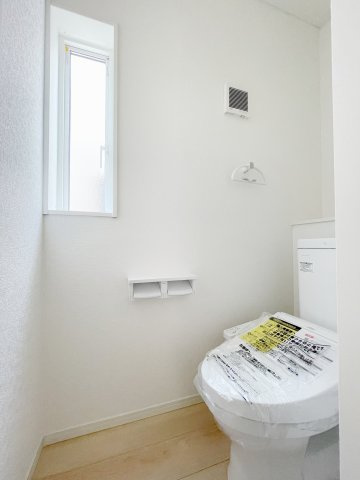 新築戸建・新築建売　棚倉町棚倉字東中居　制震+耐震　棚倉小・棚倉中のトイレ|温水洗浄便座付きトイレは換気扇と窓付き！各階についています！