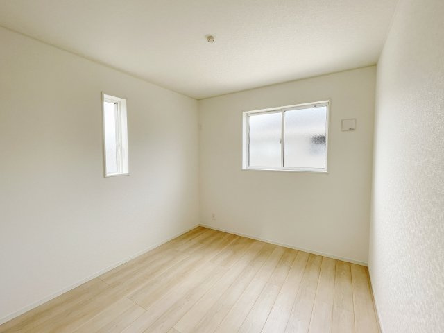 新築戸建・新築建売　棚倉町棚倉字東中居　制震+耐震　棚倉小・棚倉中の洋室|二面採光で明るい洋室！窓下に学習机を置けば手元が明るく勉強もはかどりそうですね♪