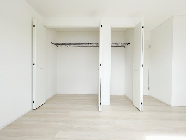 新築戸建・新築建売　棚倉町棚倉字東中居　制震+耐震　棚倉小・棚倉中の収納|クローゼット収納が2つついているのでご夫婦で分けたり季節ごとに分けることも可能です！