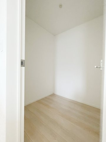 新築戸建・新築建売　棚倉町棚倉字東中居　制震+耐震　棚倉小・棚倉中の洋室|家族収納としても使える納戸収納！2階の中央にあるのでとっても便利です！