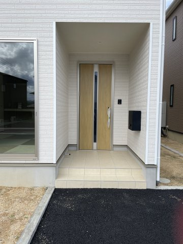 新築戸建・新築建売　棚倉町棚倉字東中居　制震+耐震　棚倉小・棚倉中の玄関|モニター付きインターホン＆メールボックス付き！人感センサ付きの玄関灯もついています！