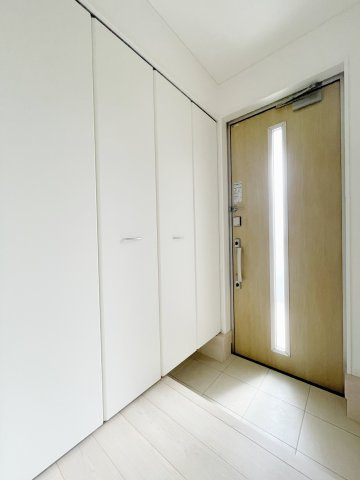 新築戸建・新築建売　棚倉町棚倉字東中居　制震+耐震　棚倉小・棚倉中の収納|自然光を取り入れる窓付き玄関のおかげで玄関先も明るいです！