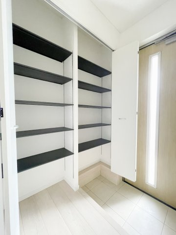 新築戸建・新築建売　棚倉町棚倉字東中居　制震+耐震　棚倉小・棚倉中の収納|大容量収納の玄関収納！玄関をいつでもすっきり整頓できます！