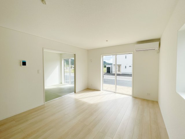 新築戸建・新築建売　棚倉町棚倉字東中居　制震+耐震　棚倉小・棚倉中の居間・リビング|南側の大きな掃き出し窓からはたっぷり陽の光が射し込み明るいリビング！嬉しいリビングエアコン付き！