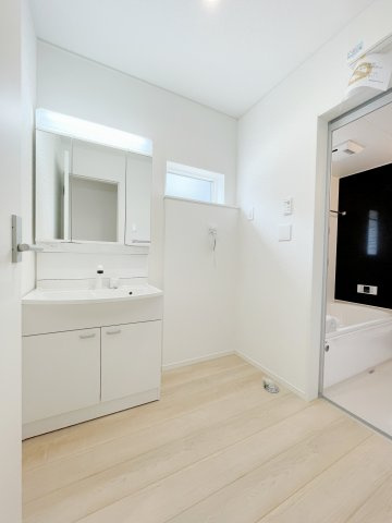 新築戸建・新築建売　棚倉町棚倉字東中居　制震+耐震　棚倉小・棚倉中の独立洗面台|三面鏡付き独立洗面台は鏡の内側に歯ブラシや化粧水などの小物収納がついています！