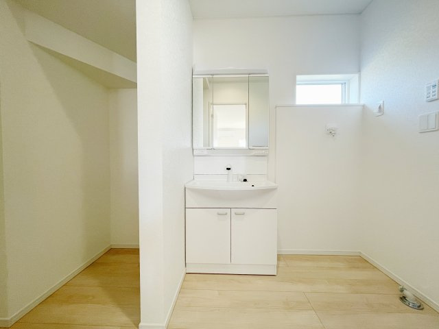 新築戸建・新築建売　矢吹町八幡町第23　善郷小・矢吹中の独立洗面台|三面鏡付きの独立洗面台の隣には収納スペースもあります！ランドリースペースとしても活用できますね！