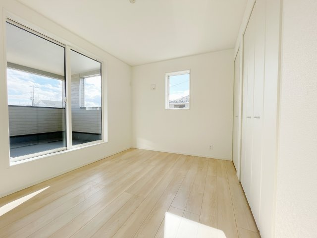 新築戸建・新築建売　矢吹町八幡町第23　善郷小・矢吹中の洋室|陽当たり良好な洋室！アクセントクロスの貼り替えなどのご相談もお受けいたしております！