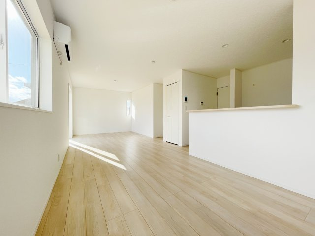 新築戸建・新築建売　矢吹町八幡町第23　善郷小・矢吹中の居間・リビング|20帖超の広々リビングは家族の集まる憩いの場♪大きな掃き出し窓からたっぷり陽の光が射し込みます！