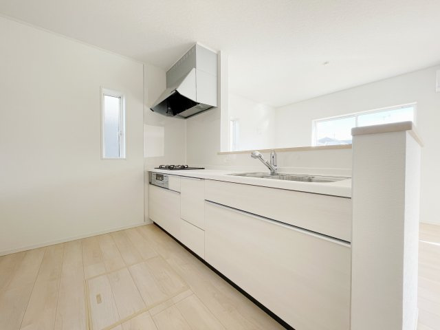 新築戸建・新築建売　矢吹町八幡町第23　善郷小・矢吹中のキッチン|ガスコンロ付きのシステムキッチン♪点検口を兼ねた床下収納付きです！