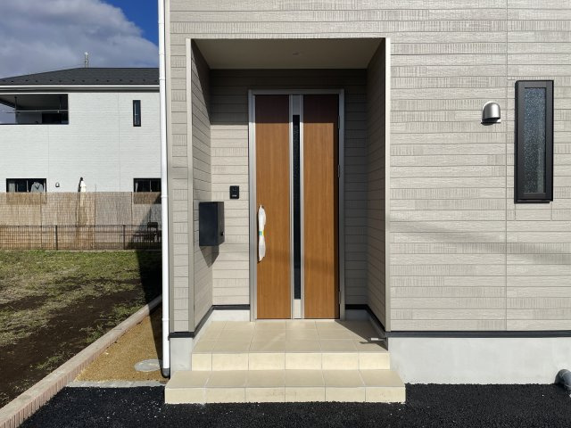 新築戸建・新築建売　矢吹町八幡町第23　善郷小・矢吹中の玄関|モニター付インターホンが玄関についているのでドアを開けずに来訪者が確認できて安心ですね♪