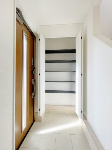新築戸建・新築建売　矢吹町八幡町第23　善郷小・矢吹中の収納|上部までたっぷり収納できる玄関収納！可動棚になっているので靴のサイズに合わせて収納が可能です！