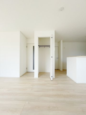 新築戸建・新築建売　矢吹町八幡町第23　善郷小・矢吹中の収納|リビング中央にクローゼット収納！掃除備品などを収納しておけばササっと掃除ができますね♪