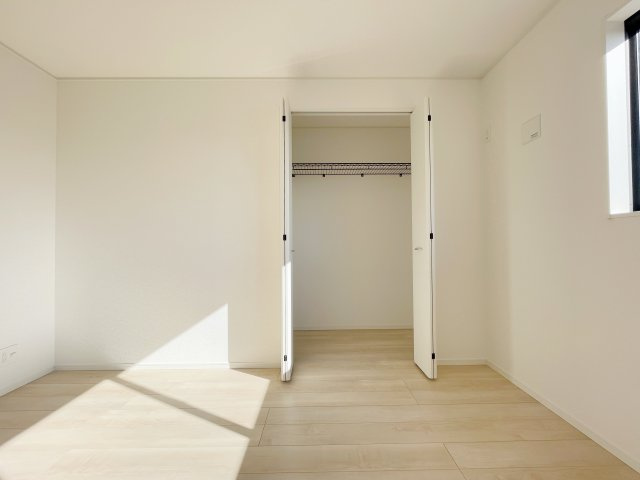 新築戸建・新築建売　矢吹町八幡町第24　善郷小・矢吹中の洋室|ハンガーにかけたまま収納できるので次に洋服を着るときのアイロンがけの手間が省けます！
