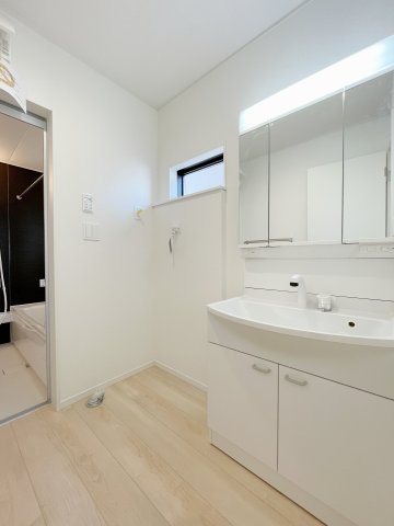 新築戸建・新築建売　矢吹町八幡町第24　善郷小・矢吹中の居間・リビング|南面の掃き出し窓は2カ所！たっぷり陽の光が入る明るいリビング！