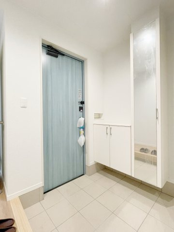 新築戸建・建売　矢吹町東郷　モデルハウス　善郷小・矢吹中の玄関|ミラー付き玄関収納はお出かけ前の身だしなみチェックもばっちり♪郵便受けも壁についています！