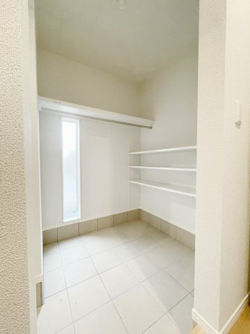 新築戸建・建売　矢吹町東郷　モデルハウス　善郷小・矢吹中の収納|シューズインクローク付き！窓もついているので自然光を取り入れ昼間は照明いらず♪