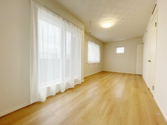 新築戸建・建売　矢吹町東郷　モデルハウス　善郷小・矢吹中の洋室|バルコニーに面した洋室はベッドルームスペースと居室で空間わけが上手にできる一部屋！