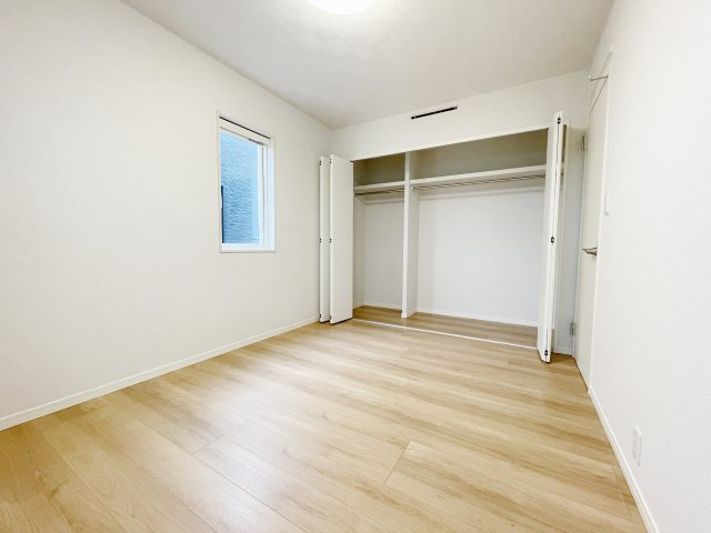 新築戸建・建売　矢吹町東郷　モデルハウス　善郷小・矢吹中の洋室|クローゼット収納も充実！ハンガーにかけて収納することでたたむ時間やアイロンがけの時間を短縮♪
