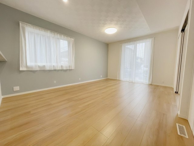 新築戸建・建売　矢吹町東郷　モデルハウス　善郷小・矢吹中の居間・リビング|大きな窓からたっぷり陽の光が射し込むアクセントクロスがおしゃれなリビング！