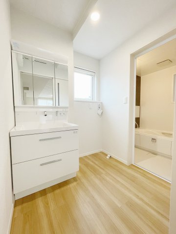 新築戸建・建売　矢吹町東郷　モデルハウス　善郷小・矢吹中の独立洗面台|三面鏡付き洗面台には鏡の内側にも収納あり♪出し入れしやすい引き出し収納もついているので整頓が楽♪