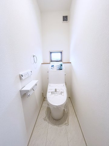 新築戸建・新築建売　西郷村小田倉字前原　小田倉小・西郷第二中のトイレ|白を基調としており小窓で換気ができるので清潔感のある空間。ペーパーホルダーが2つあるのも便利です！