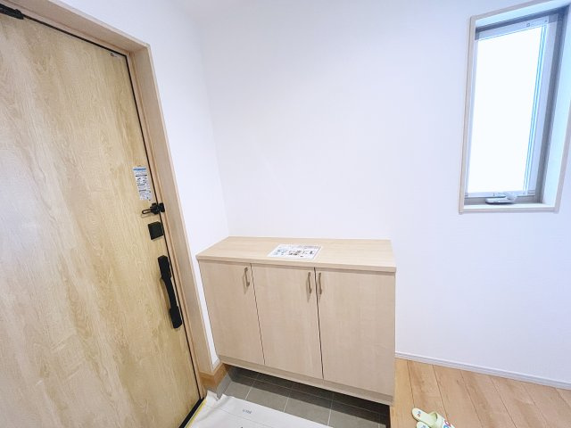 新築戸建・新築建売　西郷村小田倉字前原　小田倉小・西郷第二中の玄関|小窓付きの明るい玄関！