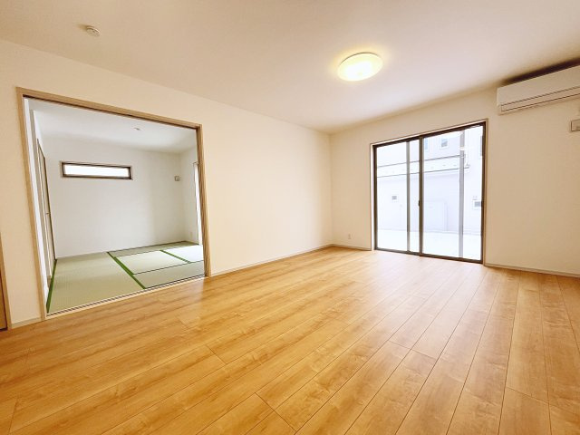 新築戸建・新築建売　西郷村小田倉字前原　小田倉小・西郷第二中の居間・リビング|南側の大きな窓から日差しが入り明るいリビングはご家族皆さんの憩いの場です！