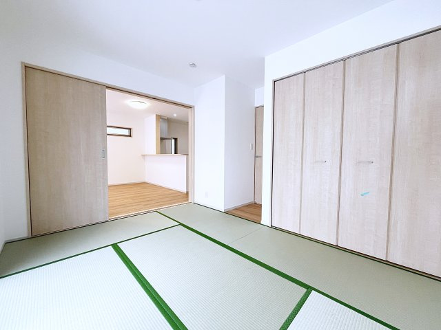 新築戸建・新築建売　西郷村小田倉字前原　小田倉小・西郷第二中の和室|畳のぬくもりが心地いい和室。リビングから見守ることができ、お子様のお昼寝や遊び場に最適です！