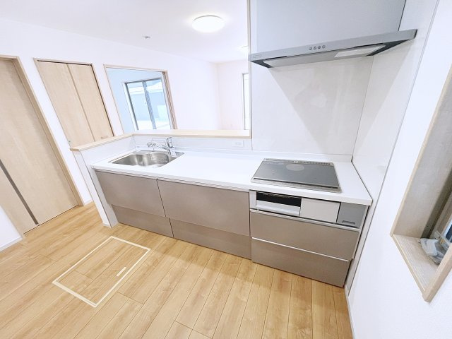 新築戸建・新築建売　西郷村小田倉字前原　小田倉小・西郷第二中のキッチン|キッチンはカウンターになっているのでリビング全体を見渡すことができます！