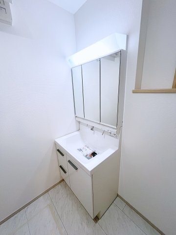 新築戸建・新築建売　西郷村小田倉字前原　小田倉小・西郷第二中の独立洗面台|三面鏡洗面台で朝の身支度もしやすい＆収納力も◎洗面台に物を置かずすっきり清潔に保つことができます！
