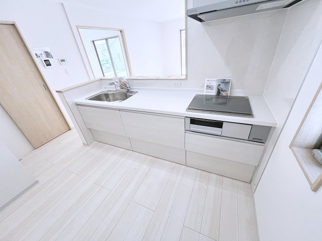 新築戸建・建売　西郷村小田倉字前原　いろどりアイタウン　全54棟のキッチン|カウンター越しに会話が弾み、家族とのつながりを感じられる対面キッチンです！