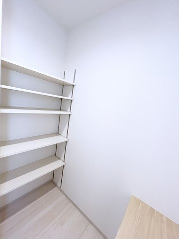 新築戸建・建売　西郷村小田倉字前原　いろどりアイタウン　全54棟の収納|キッチンの横には大容量のパントリー収納付き！棚は可動式で便利です！