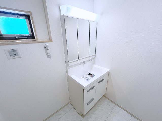 新築戸建・建売　西郷村小田倉字前原　いろどりアイタウン　全54棟の独立洗面台|三面鏡洗面台で朝の身支度もしやすい＆収納力も◎洗面台に物を置かずすっきり清潔に保つことができます！