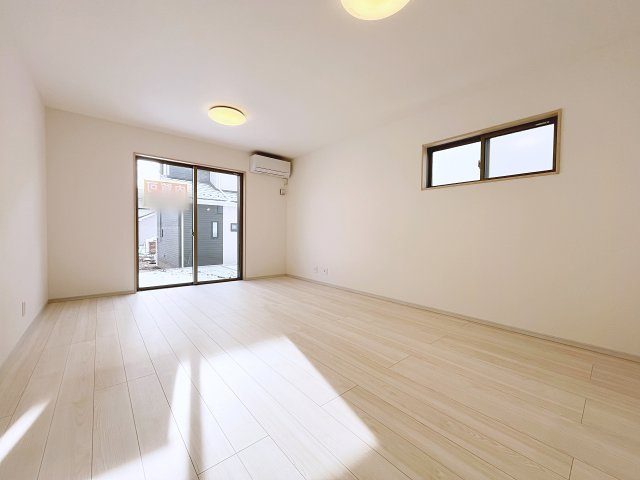 新築戸建・建売　西郷村小田倉字前原　いろどりアイタウン　全54棟の居間・リビング|窓が多いので明るく開放的なLDKです！