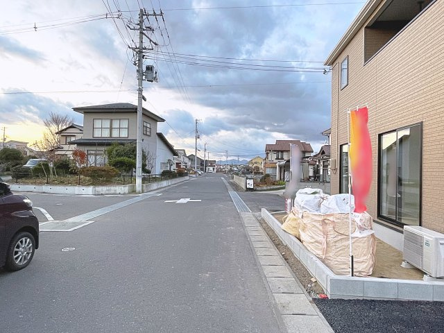 新築戸建・新築建売　岩瀬郡鏡石町旭町【耐震＋制震】第二小・鏡石中の前面道路含む現地写真|前面道路　南西側幅員6.1ｍ、北西側幅員5.4ｍ