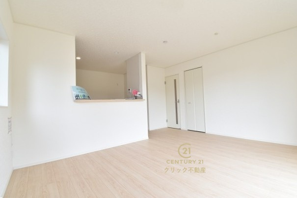 Cradlegarden　 東海村亀下　第1　3の居間・リビング|カーテンやラグの色、質感、選ぶ家具などでお部屋の雰囲気が変わります。お好みのインテリアを楽しみましょう♪白を基調とした内装ですので、あらゆるスタイルが馴染みます。