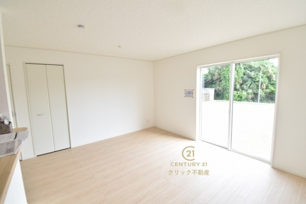 Cradlegarden　 東海村亀下　第1　3の居間・リビング|リビングの収納スペースは急な来客の時などにも便利。細々とした物をサッと片付けて生活感を隠せます。