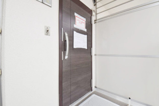 【その他共用部分】 | 皆様をお迎えする、お部屋の玄関ドア。開けやすさや開放角度、ドアノブの操作しやすさや鍵の形状などを、現地で一度ご確認ください。～即日のご見学可能～　お問合せはお気軽にどうぞ。
