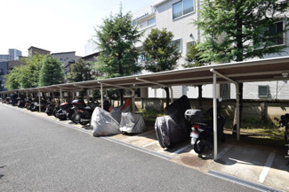 【駐車場】 | バイク置き場。空き区画の有無や駐輪料金、サイズおよび排気量規定などについては、改めてお問い合わせください。～即日のご見学可能～　お問合せはお気軽にどうぞ。
