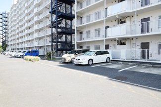 【駐車場】 | マンションの駐車場スペース。空きの有無や駐車料金、サイズ規定などについては、改めてお問い合わせください。～即日のご見学可能～　お問合せはお気軽にどうぞ。
