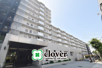 【外観】 | 青空によく映える建物です。手入れの行き届いた外壁やマンション正面エントランスなど、綺麗な姿をぜひ一度、現地にてご覧ください。～即日のご見学可能～　お問合せはお気軽にどうぞ。
