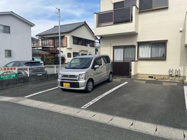 ファミールFの駐車場