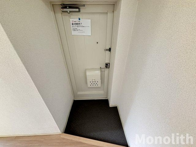 鶴山台28号棟の玄関